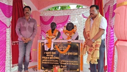ଜନ୍ମଦାତାଙ୍କୁ ଅମର କରିବାର ଶ୍ରେଷ୍ଠ ପ୍ରୟାସ: ନିଜ ଘର ସାମ୍ନାରେ ବାପା-ମା’ଙ୍କ ପ୍ରତିମୂର୍ତ୍ତି ସ୍ଥାପନ କଲେ ସୁଶାନ୍ତ